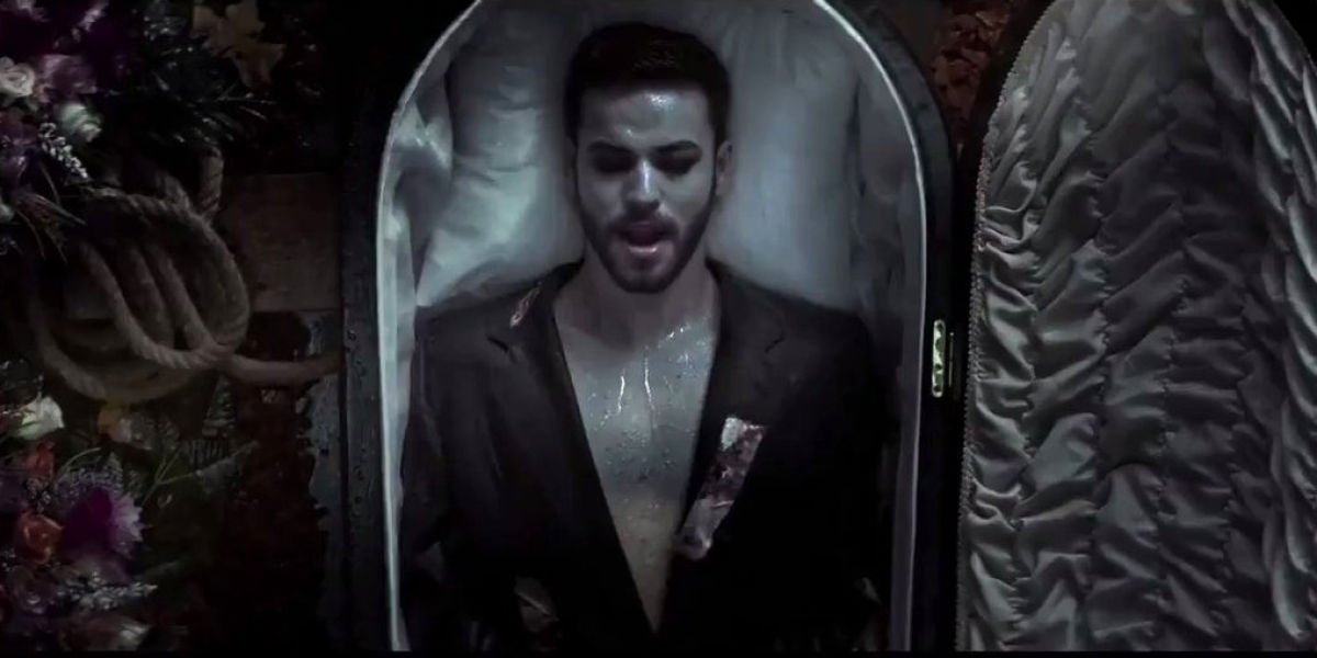 Agoney en el videoclip de 'Black'