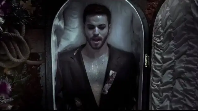 Agoney en el videoclip de 'Black'
