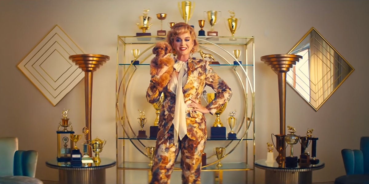 Katy Perry y su perrita Nugget en el vídeo de 'Small Talk'