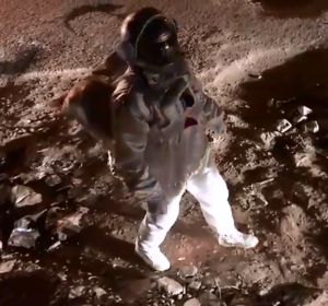 Baadal Nanjundaswamy vestido de astronauta para denunciar el mal estado de una calle Baadal Nanjundaswamy vestido de astronauta para denunciar el mal estado de una calle
