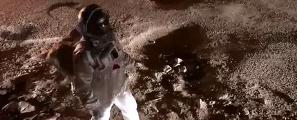 Baadal Nanjundaswamy vestido de astronauta para denunciar el mal estado de una calle Baadal Nanjundaswamy vestido de astronauta para denunciar el mal estado de una calle