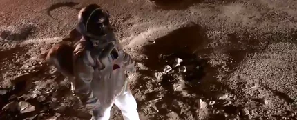Baadal Nanjundaswamy vestido de astronauta para denunciar el mal estado de una calle Baadal Nanjundaswamy vestido de astronauta para denunciar el mal estado de una calle