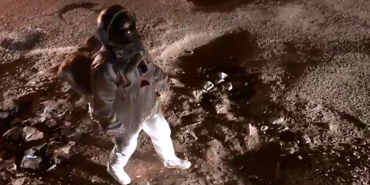Baadal Nanjundaswamy vestido de astronauta para denunciar el mal estado de una calle