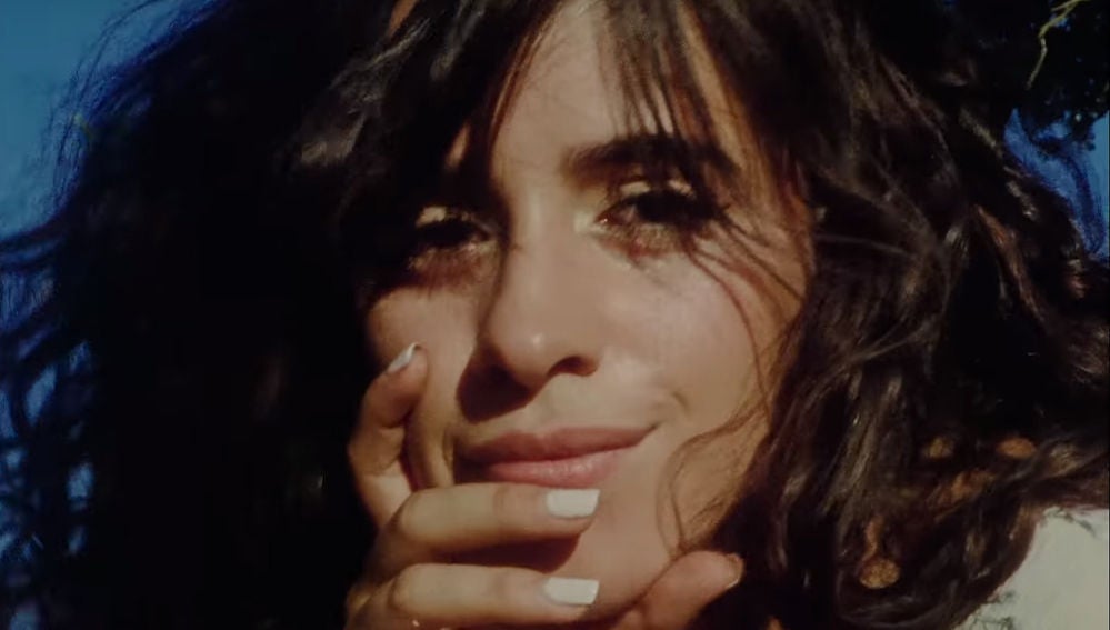 Camila Cabello en el vídeo de 'What Do I Know About Love?'