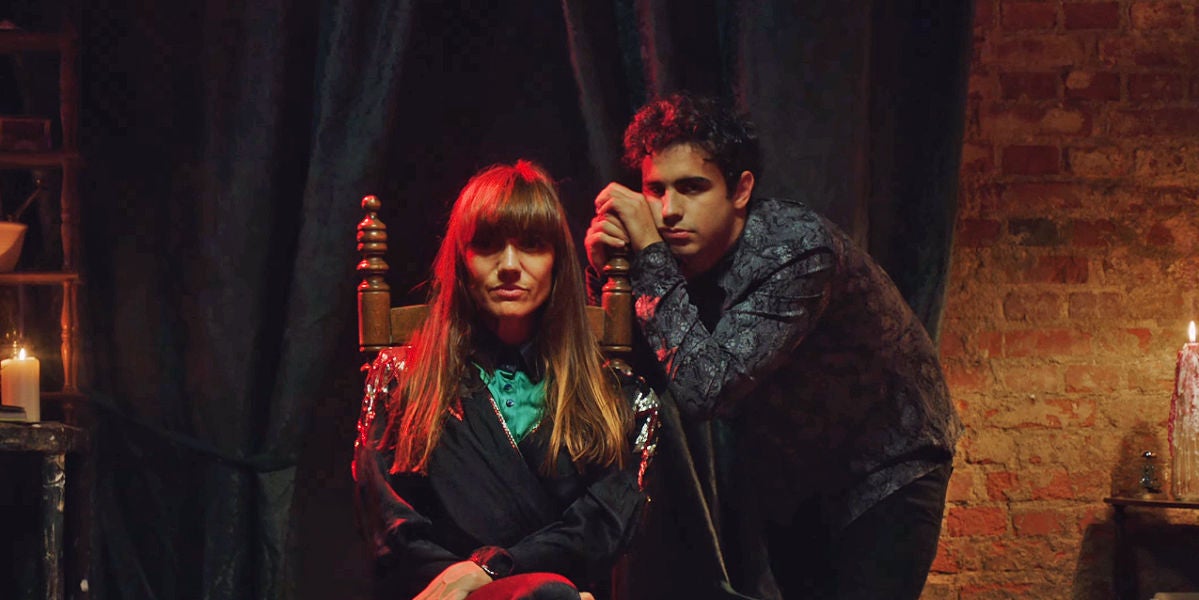 La Bien Querida y Diego Ibáñez en el vídeo de '¿Qué?'