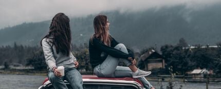 Dos chicas en un coche 