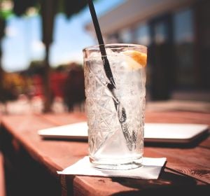 Un cóctel con alcohol Un cóctel con alcohol