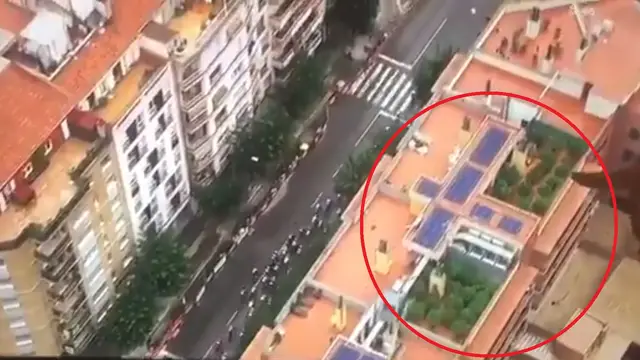 Imagen de la azotea con las plantas de cannabis tomada por el helicóptero de la Vuelta