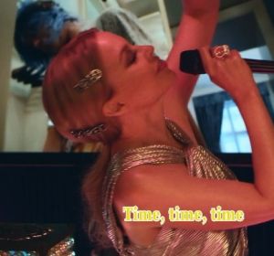 Kylie Minogue en el videoclip de 'Really Don't Like U' Kylie Minogue en el videoclip de 'Really Don't Like U'