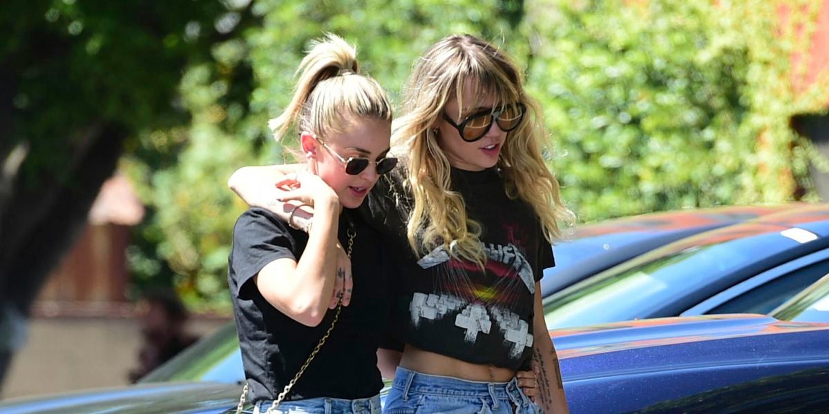 Miley Cyrus y Kaitlynn Carter paseando en Los Ángeles