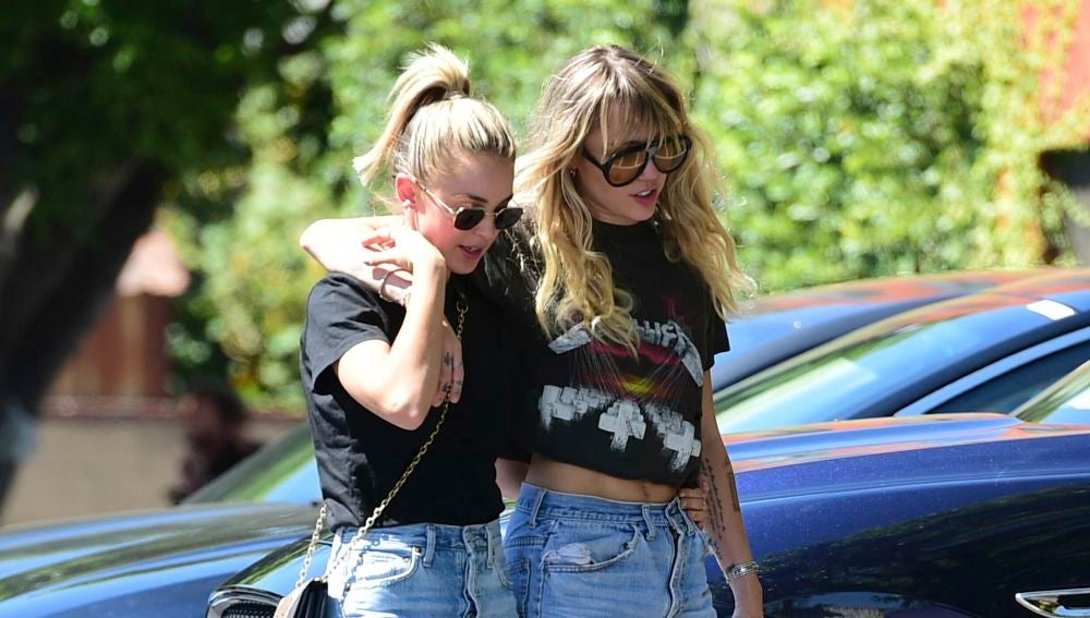 Miley Cyrus y Kaitlynn Carter paseando en Los Ángeles