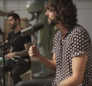 IZAL en el vídeo de 'La llama' con Fon Román IZAL en el vídeo de 'La llama' con Fon Román