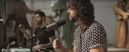 IZAL en el vídeo de 'La llama' con Fon Román IZAL en el vídeo de 'La llama' con Fon Román