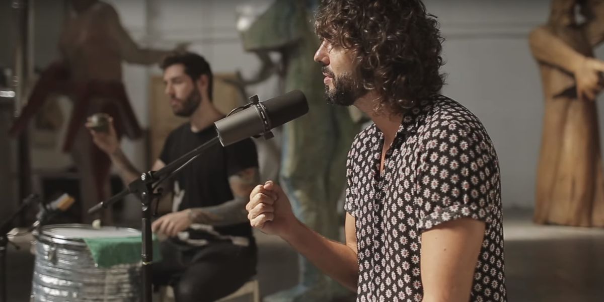 IZAL en el vídeo de 'La llama' con Fon Román