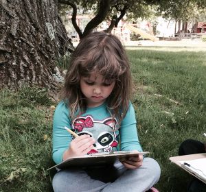 Una niña hace los deberes Una niña hace los deberes
