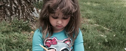 Una niña hace los deberes Una niña hace los deberes