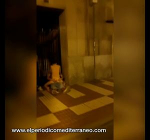 Graban a una pareja practicando sexo en mitad de la calle en Castellón Graban a una pareja practicando sexo en mitad de la calle en Castellón