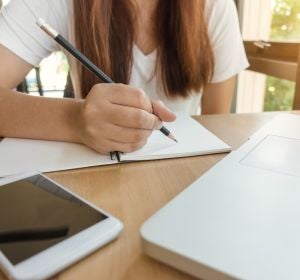 Una chica estudiando Una chica estudiando