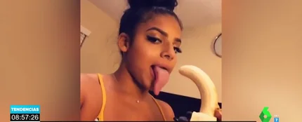 Una influencer gana hasta 100.000 euros al año por lamer objetos Una influencer gana hasta 100.000 euros al año por lamer objetos
