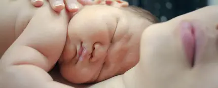 Imagen de un recién nacido con su madre Imagen de un recién nacido con su madre