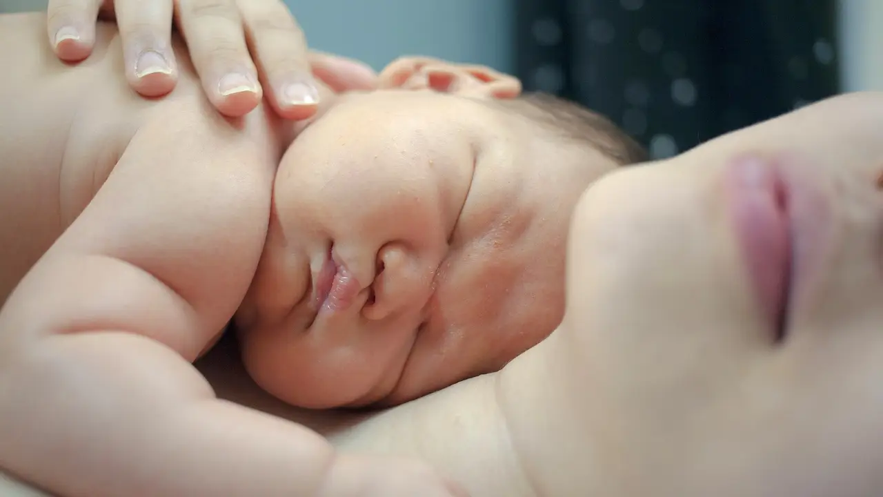 Imagen de un recién nacido con su madre Imagen de un recién nacido con su madre