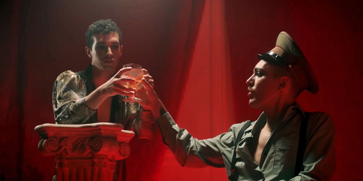 Miss Caffeina en el vídeo de 'Cola de pez - Fuego'