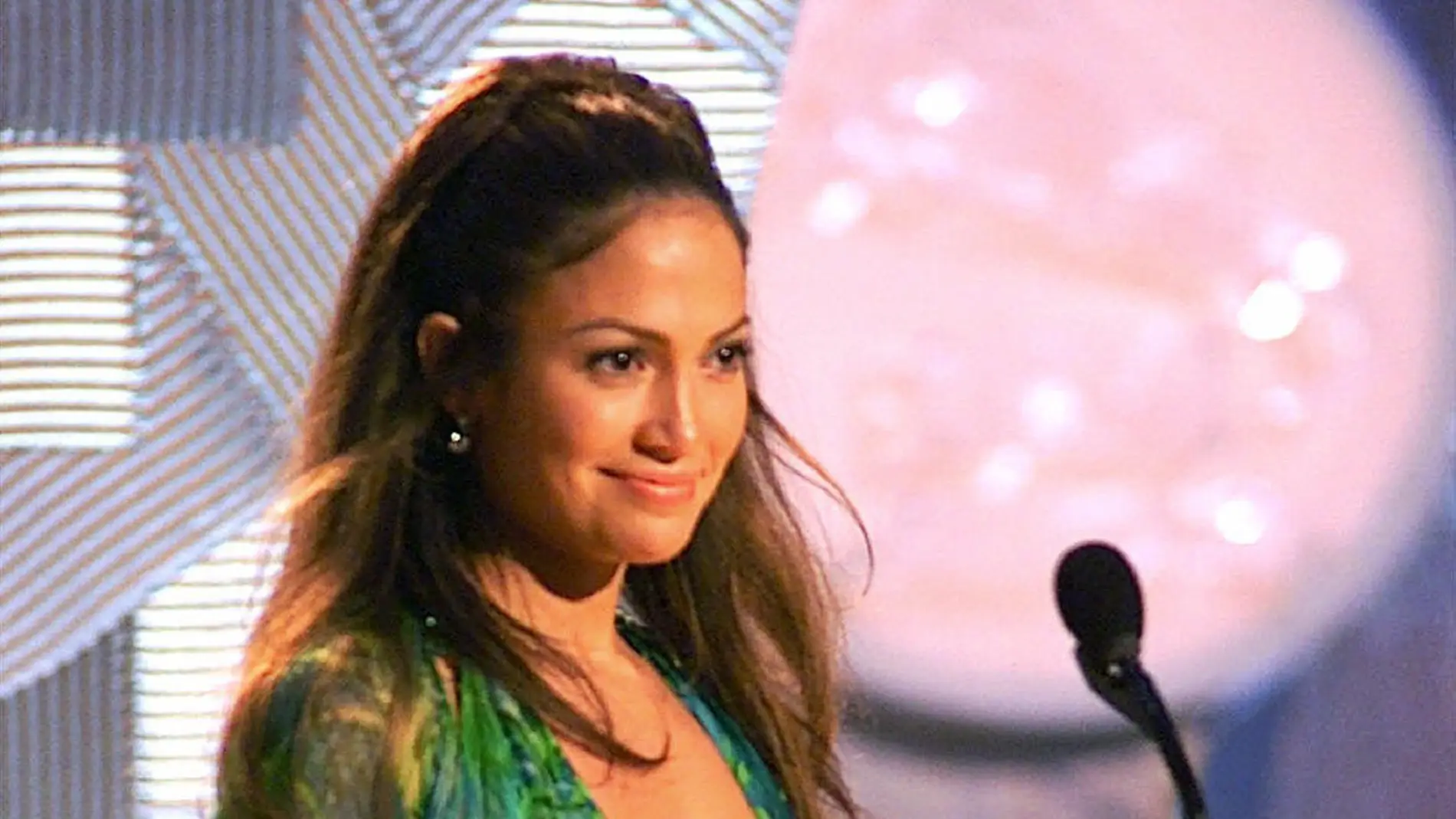 Jennifer Lopez con el mítico vestido de Versace en la gala de los Grammy 2000
