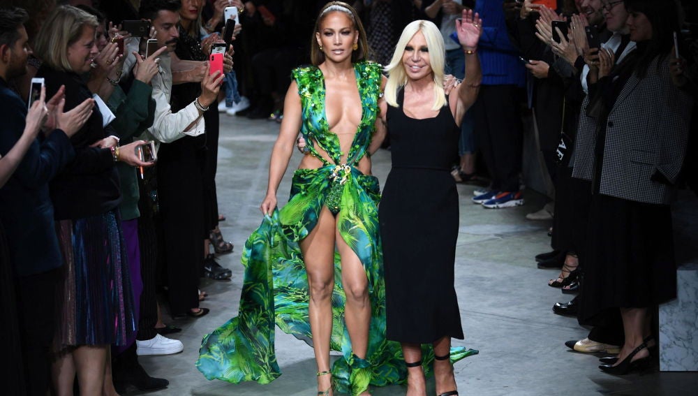 Jennifer López y Donatella Versace en la Semana de la Moda de Milán