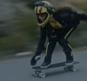 La campeona de España de longboard, Alejandra Salamandra, protagoniza el vídeo 'Superpoderes' de Leiva La campeona de España de longboard, Alejandra Salamandra, protagoniza el vídeo 'Superpoderes' de Leiva