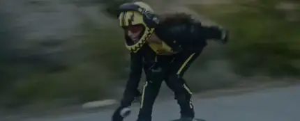 La campeona de España de longboard, Alejandra Salamandra, protagoniza el vídeo 'Superpoderes' de Leiva La campeona de España de longboard, Alejandra Salamandra, protagoniza el vídeo 'Superpoderes' de Leiva
