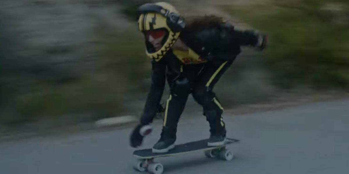 La campeona de España de longboard, Alejandra Salamandra, protagoniza el vídeo 'Superpoderes' de Leiva