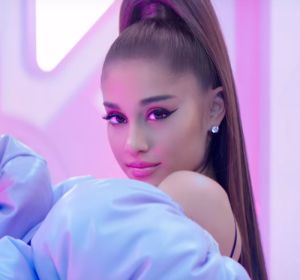Ariana Grande en el vídeo promocional de su perfume Ariana Grande en el vídeo promocional de su perfume