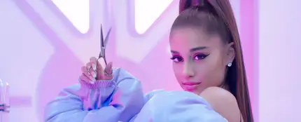 Ariana Grande en el vídeo promocional de su perfume Ariana Grande en el vídeo promocional de su perfume