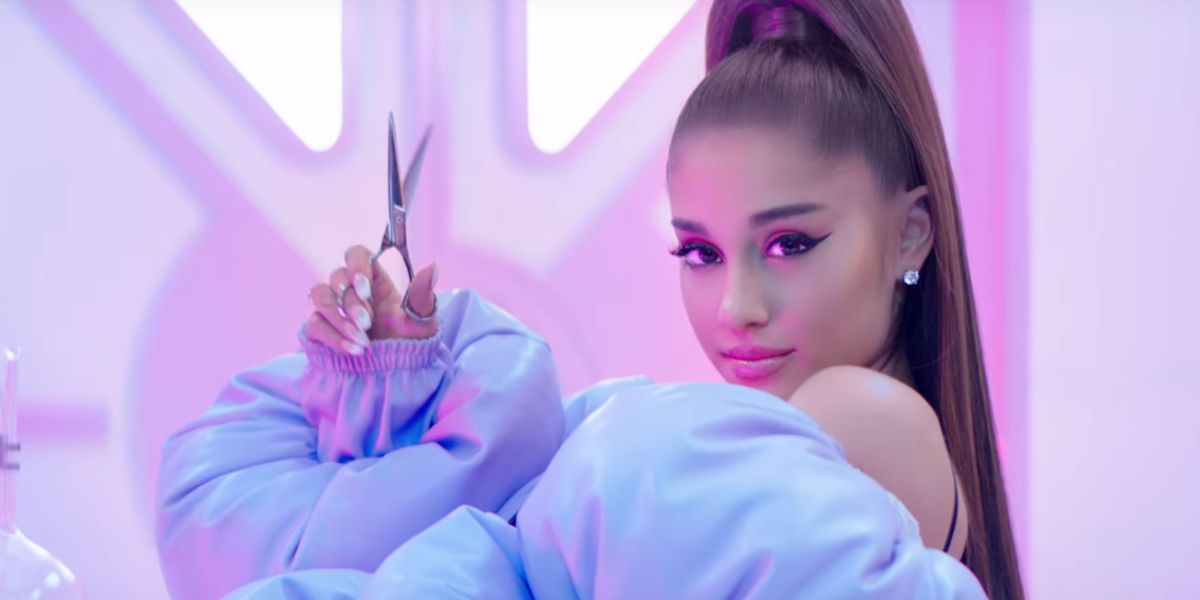 Ariana Grande en el vídeo promocional de su perfume