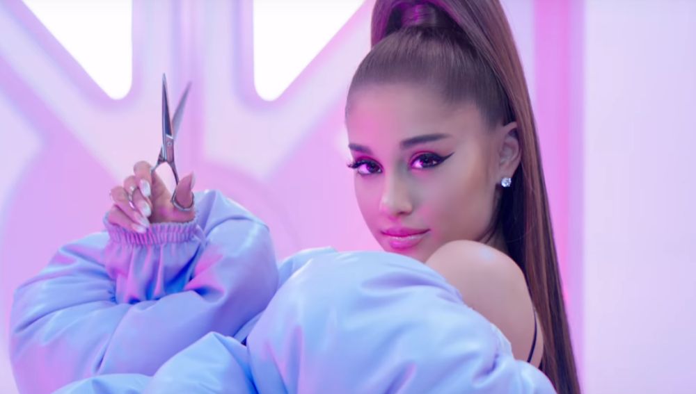 Ariana Grande en el vídeo promocional de su perfume