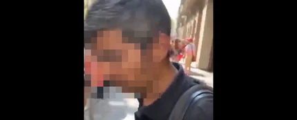 Un hombre reparte collejas en Barcelona Un hombre reparte collejas en Barcelona