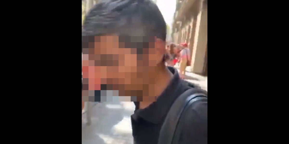 Un hombre reparte collejas en Barcelona