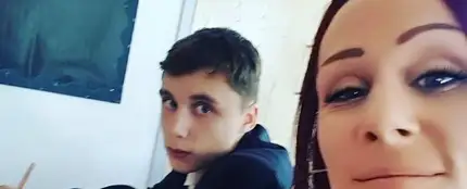 Imagen de la madre que se sentó junto a su hijo en clase para evitar que fuera grosero con los profesores Imagen de la madre que se sentó junto a su hijo en clase para evitar que fuera grosero con los profesores