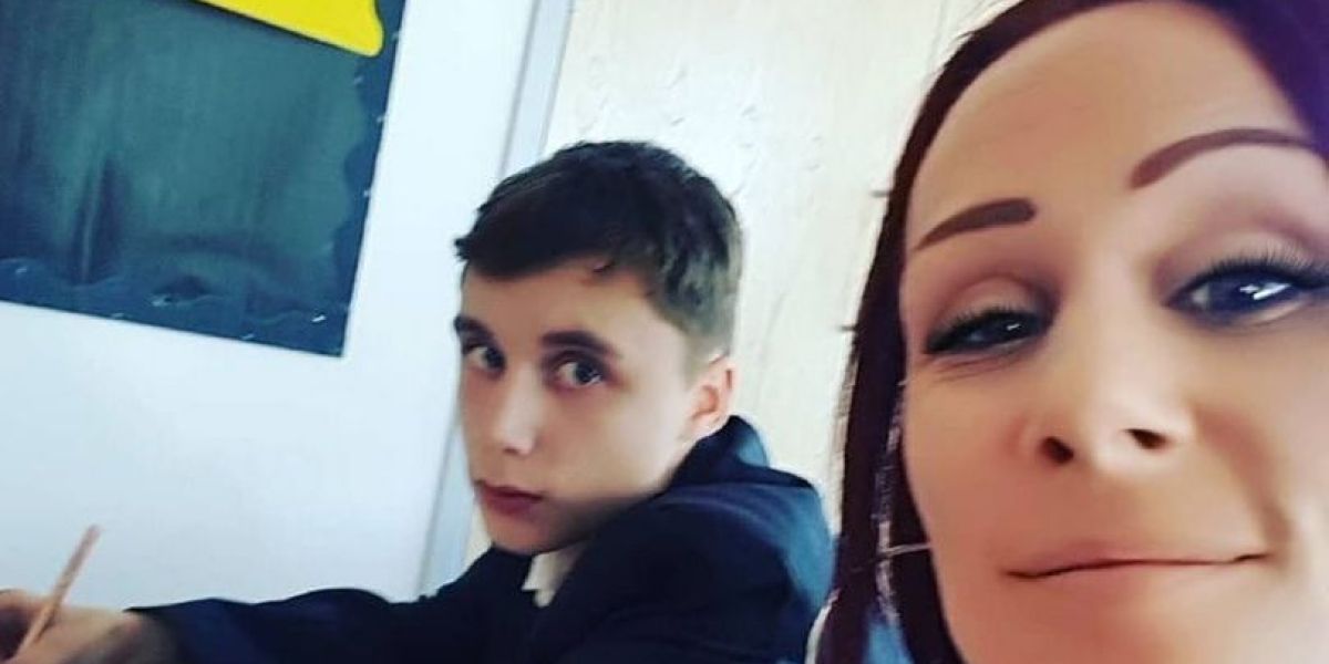Imagen de la madre que se sentó junto a su hijo en clase para evitar que fuera grosero con los profesores