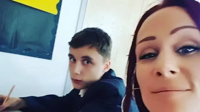 Imagen de la madre que se sentó junto a su hijo en clase para evitar que fuera grosero con los profesores