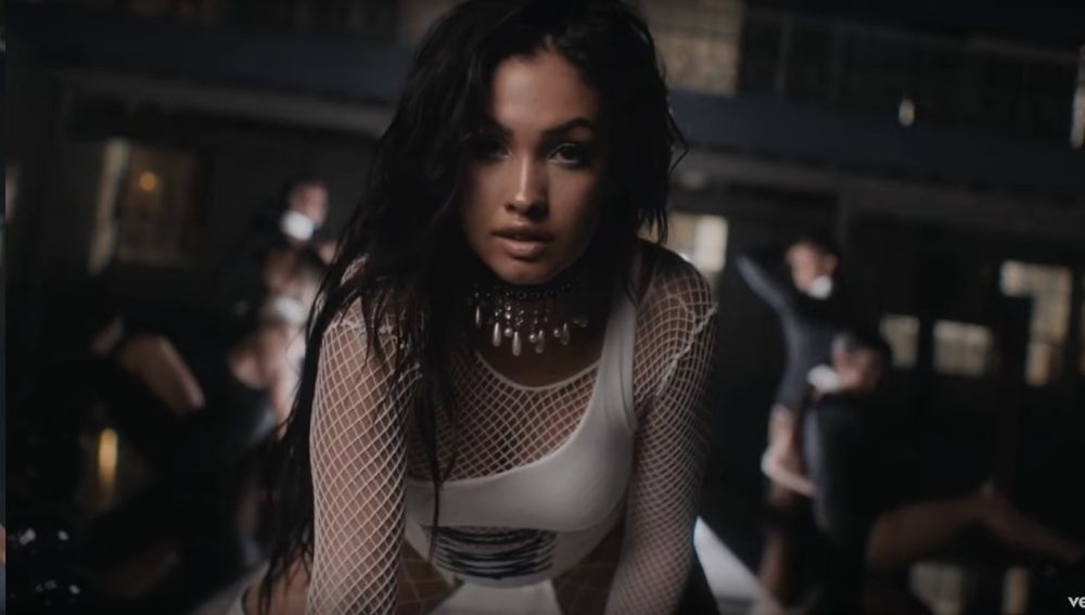 Mabel en el videoclip 'God Is A Dancer' de Tiësto