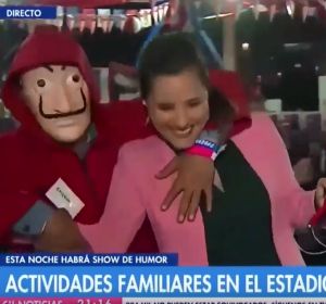Una reportera sufre un doble acoso en directo Una reportera sufre un doble acoso en directo