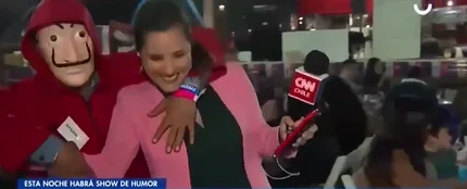 Una reportera sufre un doble acoso en directo Una reportera sufre un doble acoso en directo