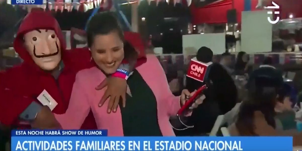 Una reportera sufre un doble acoso en directo