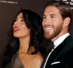 Pilar Rubio y Sergio Ramos posando ante los medios Pilar Rubio y Sergio Ramos posando ante los medios