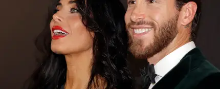 Pilar Rubio y Sergio Ramos posando ante los medios Pilar Rubio y Sergio Ramos posando ante los medios