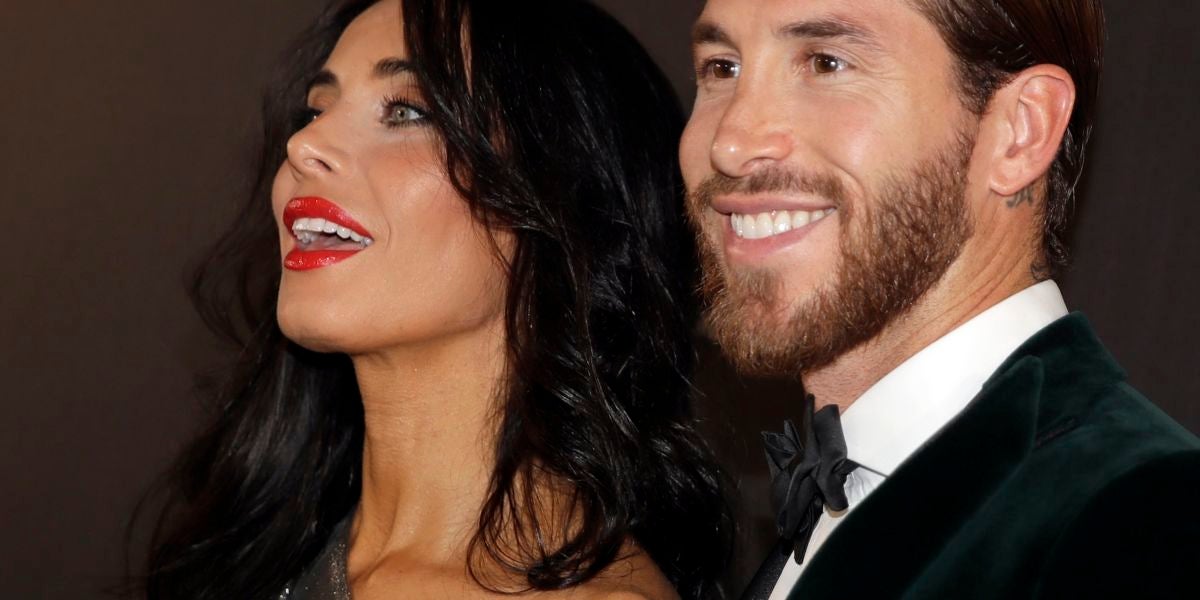 Pilar Rubio y Sergio Ramos posando ante los medios