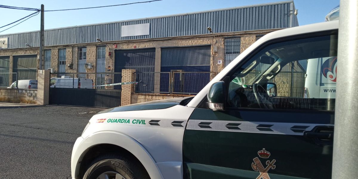 Coche de la Guardia Civil en la fábrica