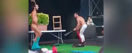 Un striptease 'para todos los públicos' escandaliza a los niños presentes en la actuación de las Fiestas de la Mercè Un striptease 'para todos los públicos' escandaliza a los niños presentes en la actuación de las Fiestas de la Mercè
