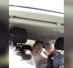 Madre gasta una broma a sus hijos Madre gasta una broma a sus hijos